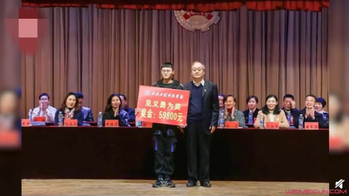 连滚带爬救人获奖
