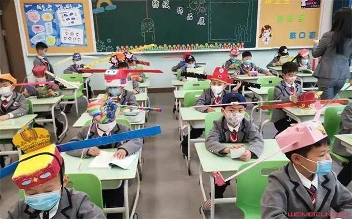 杭州小学生戴一米帽上课